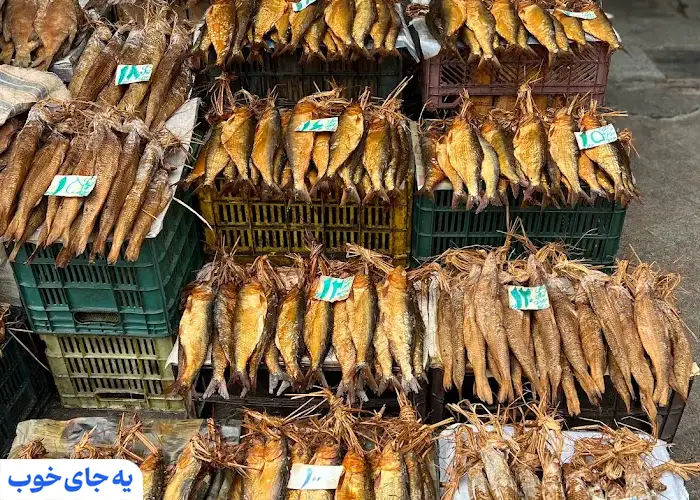 نمایی از یک ماهی فروشی در بازار رشت